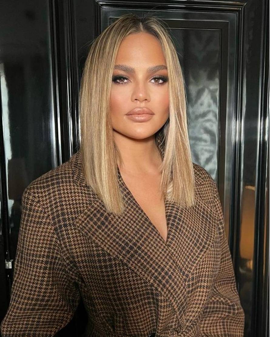Chrissy Teigen novim izgledom zbunila fanove: 'Mislila sam da je ovo slika Khloe Kardashian'