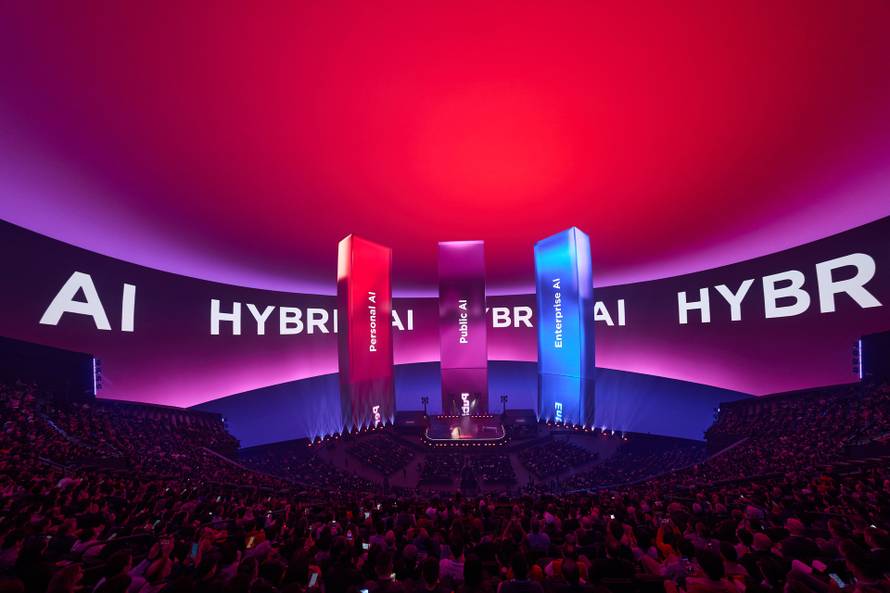 Ovaj laptop ima ekran koji se savija i može vas pratiti po sobi