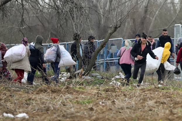 Migranti na grani&ccaron;nom prijelazu Pazarkule izme&dstrok;u Turske i Gr&ccaron;ke