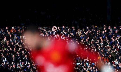 Crni dani u Engleskoj: Dvojica navija&ccaron;a umrla, neke utakmice otkazane, na tribinama drama