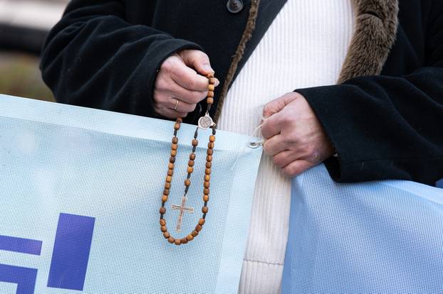 Zagreb: Molitelji se okupili na glavnom trgu, organiziran i protuprosvjed