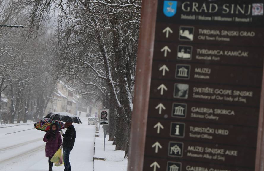 Snijeg zabijelio sinjske ulice