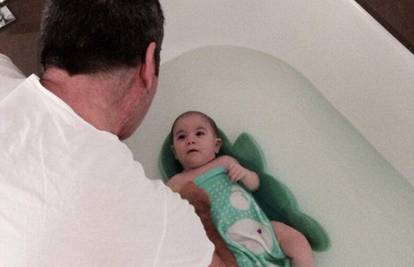 Brižni tatica: Simon je kupao sina pa se pohvalio na Twitteru