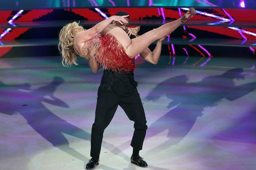 Dancing with the Stars, Anastacia's tiny dress has left her Back side naked