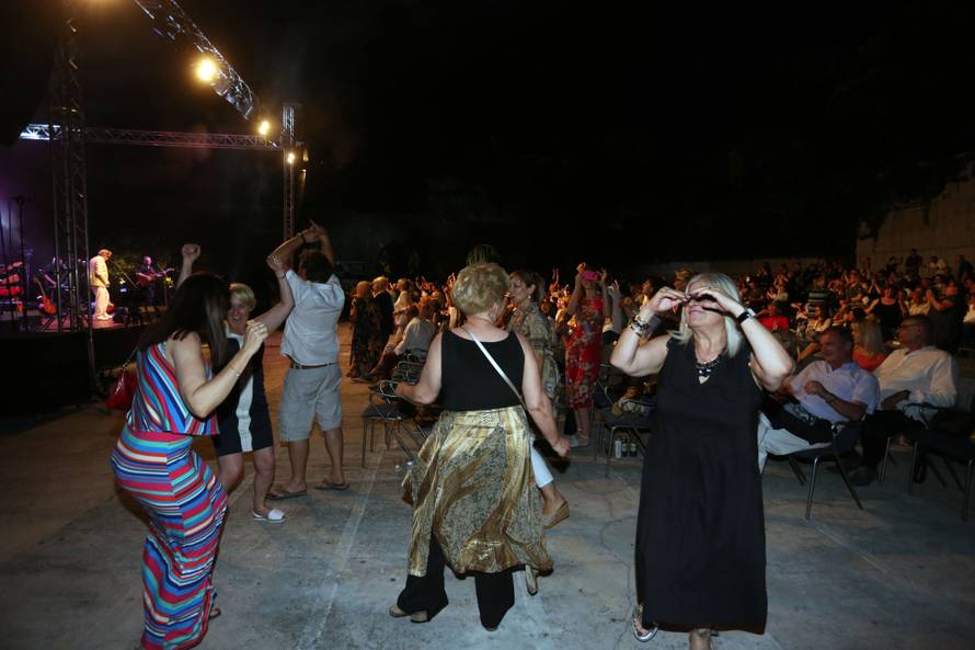 Radolfija raznježila unuka Ema (6): Donijela mu buket na binu