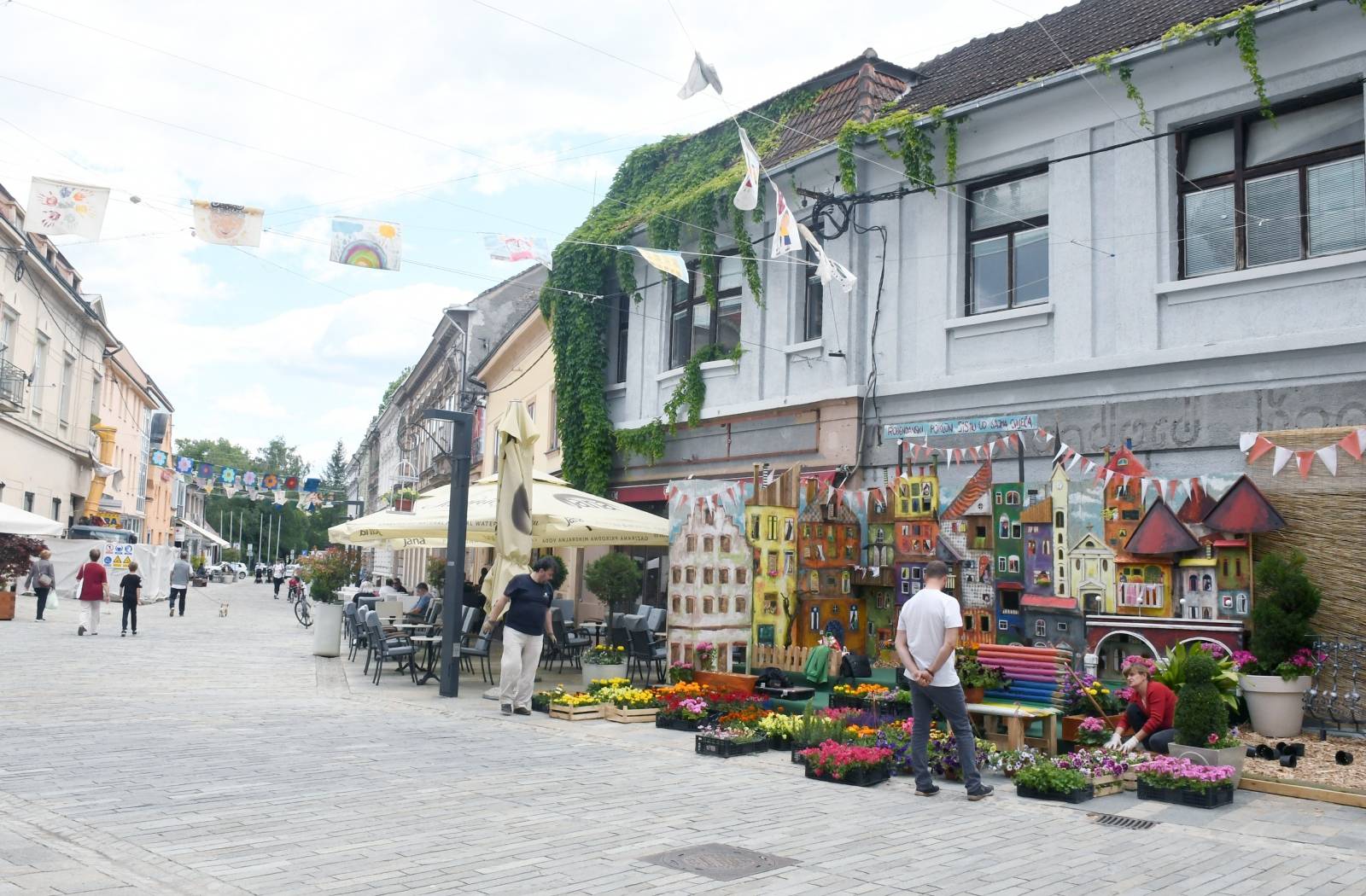 Sisak: Ukrašavanje gradskih ulica povodom Dana grada