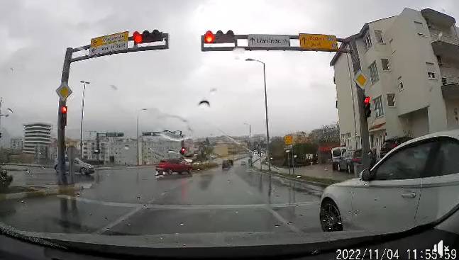 VIDEO Pogledajte kako bahati vozač BMW-a zaobilazi kolonu u Splitu: 'Lik je još dao žmigavac!'