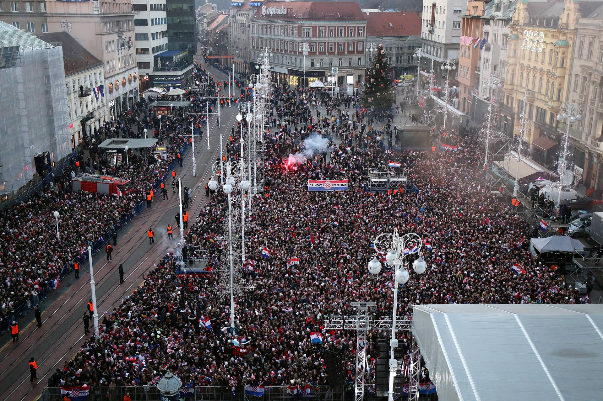 Zagreb: Pogled na glavni Trg prepun navijača koji su spremni za doček Vatrenih