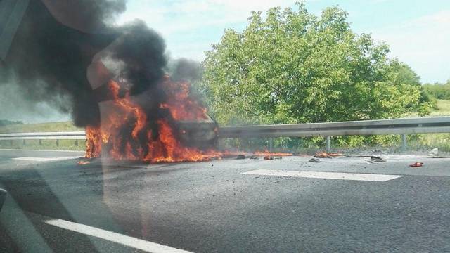 Buktinja uz rub autoceste: U blizini Lučkog zapalio se auto