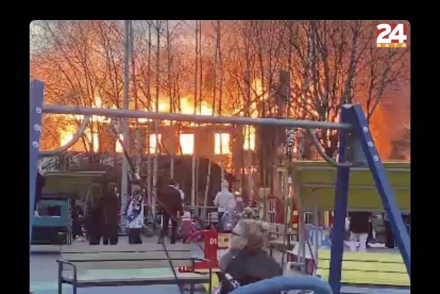 'Selo gori, baba se češlja' Nevjerojatna snimka iz Rusije, vatra guta zgradu, oni 'čilaju'
