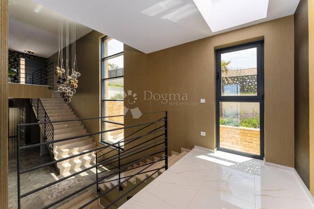 FOTO Pogledajte James Bond vilu u Ražancu! Prodaje se, a oglas je teško prepričati...