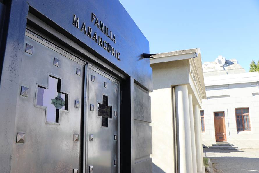 Vjetar nemilice dere, psi šeću i centrom, a napojnicu traže svi