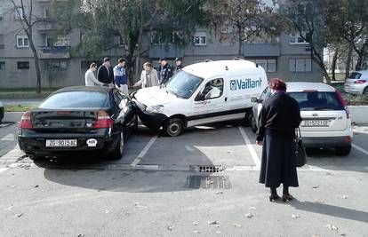 Sletio s ceste na parkiralište i zabio se u parkirani automobil