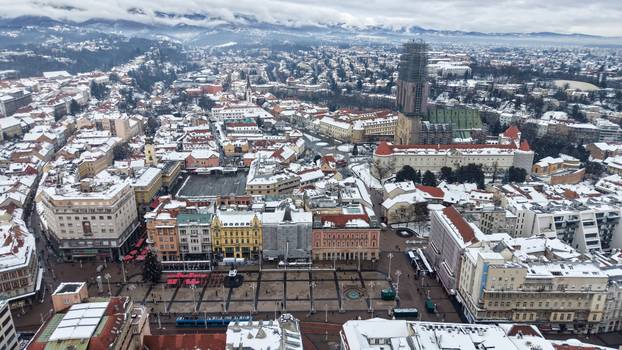 Pogled iz zraka na centar Zagreba prekriven snijegom