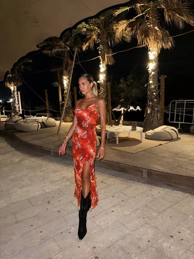 FOTO Talijanska voditeljica je konkurencija Diletti Leotti pred kamerama! Bila je i misica...