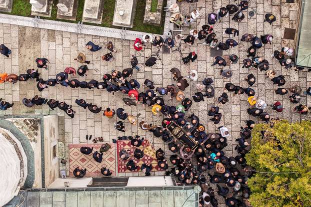 Sarajevo: Pogled iz zraka na dženazu za Halida Bešlića u Gazi Husrev-begovoj džamiji