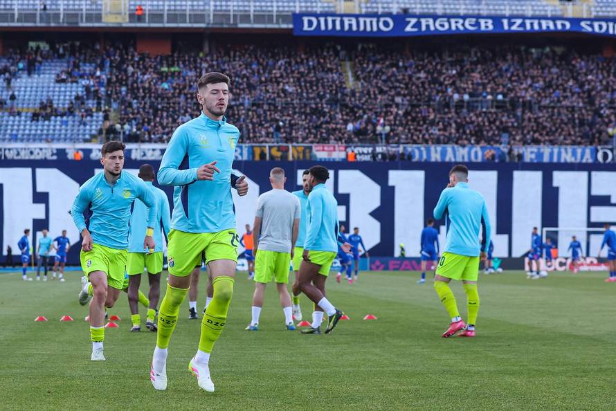 Zagreb: Zagrijavanje igrača prije početka utakmice Dinamo - Lokomotiva