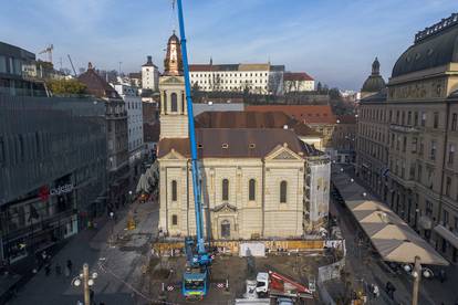 POGLED IZ ZRAKA Zagreb: Kupola teška 6 tona napokon je vraćena na toranj crkve