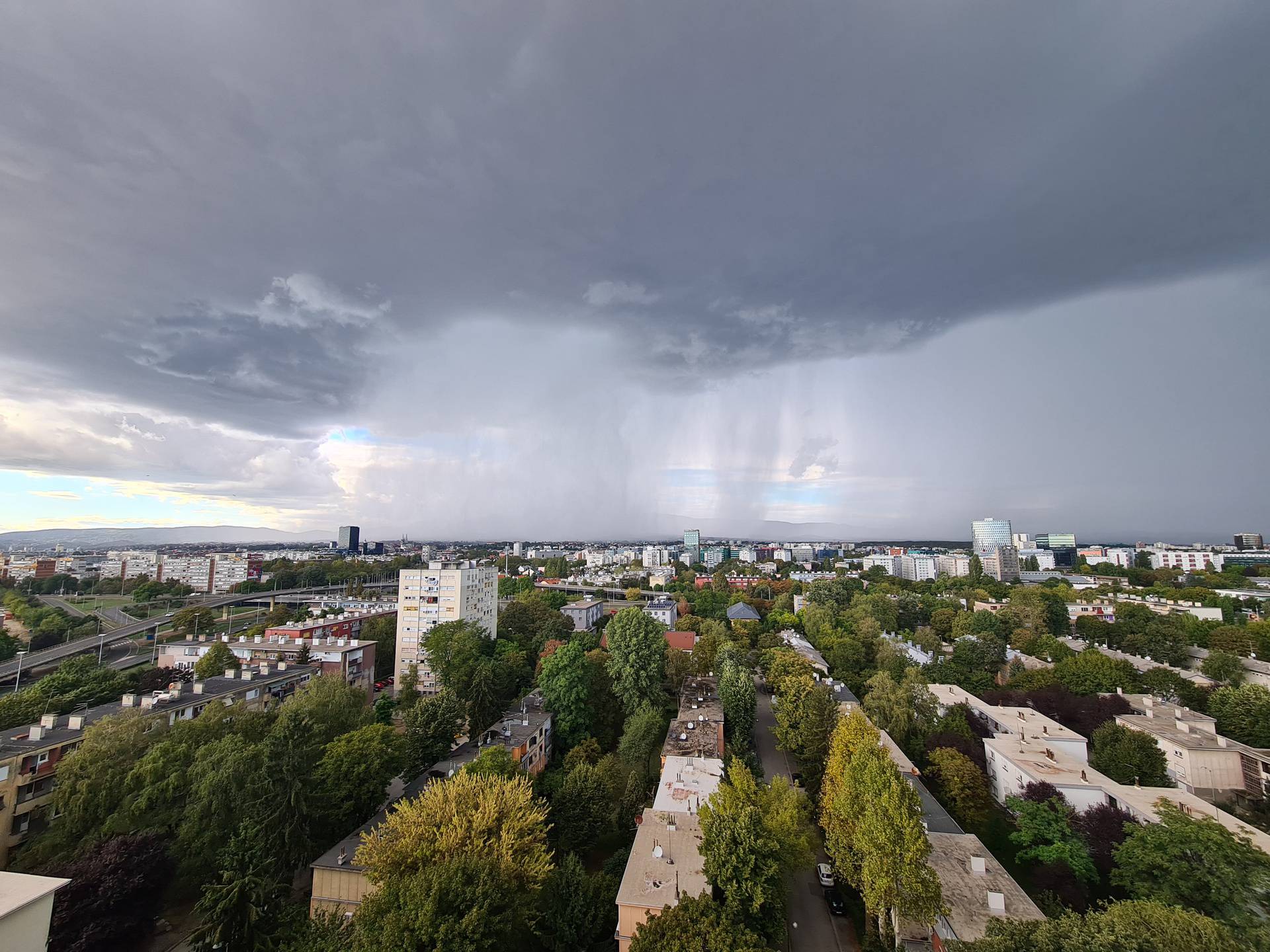 FOTO Čarolija iznad Zagreba: Duga, oluja i munja u isti čas