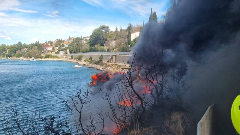 FOTO Pogledajte što je ostalo od izgorjelih brodica na Krku!