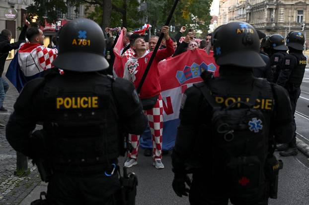 Prag: Hrvatski navijači u korteu idu do stadiona