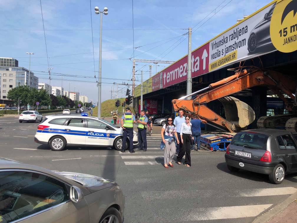 Kamion s bagerom zapeo za nadvožnjak na Držićevoj aveniji