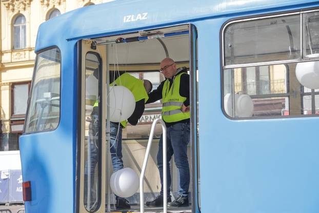 Zagreb: Na trgu postavljen stari tramvaj koji će se pretvoriti u svijetleću vremensku kapsulu