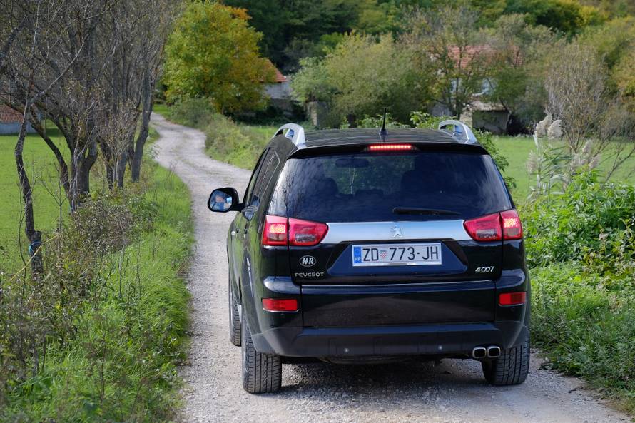 Cestom smrti do škole: Odroni, provalije, divlje svinje i poskoci