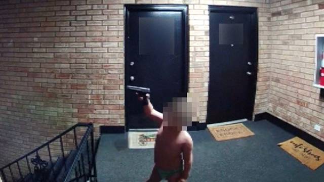 Jeziv video: Dječak u pelenama se igrao s pravim pištoljem