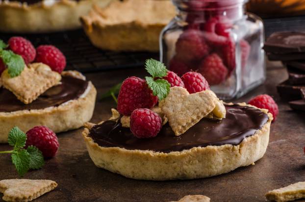 Chocolate tartalets with nuts