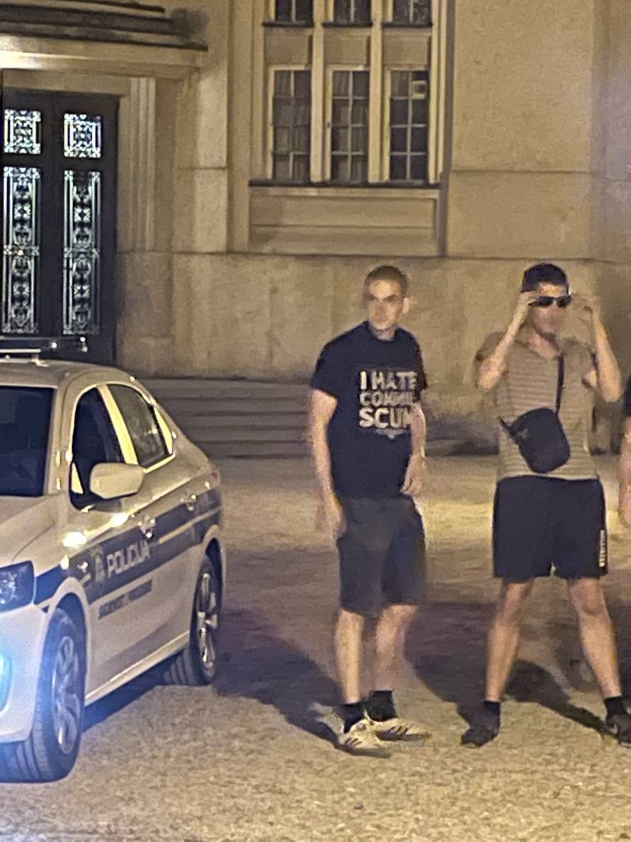 Zapalili LGBT zastavu, a našoj novinarki dali šaku u glavu kad ih je snimala. Policija je gledala