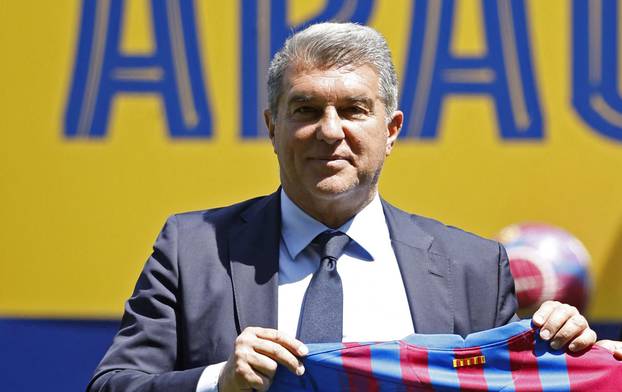 FC Barcelona's Ronald Araujo renews contract