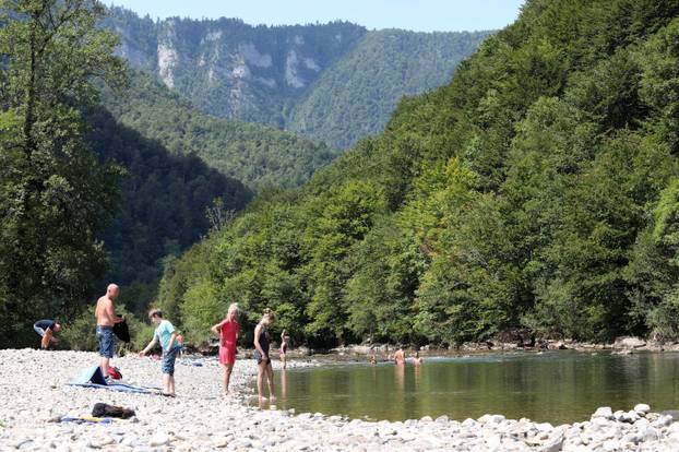 Brod na Kupi: Izletnici potražili osvježenje od ljetnih vrućina na rijeci Kupi u Gorskom kotaru