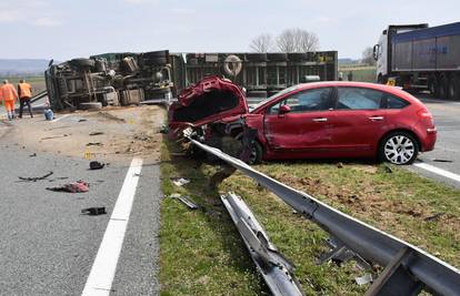 Nesreća na autocesti A3: Kod Nove Gradiške sudar kamiona s piljevinom, rasula se po cesti...