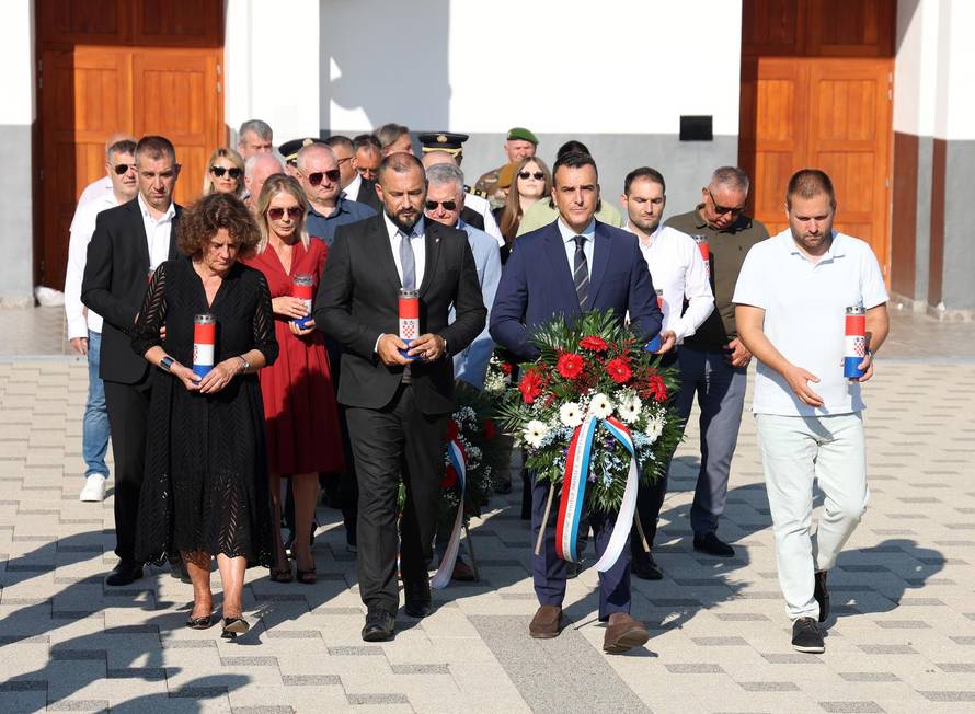 Šibenik: Položeni vijenci i zapaljene svije?e povodom obljetnice Oluje