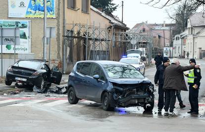 FOTO Krš i lom u Sisku: Nakon sudara dvaju automobila, dvoje ljudi zatražilo liječničku pomoć