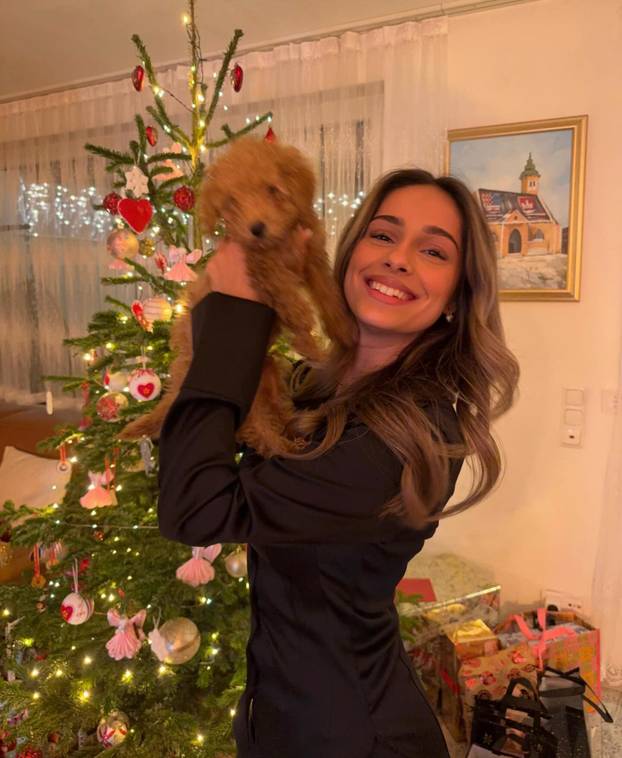 FOTO Zanosna Julija objavila je zaruke s ofenzivcem Dinama