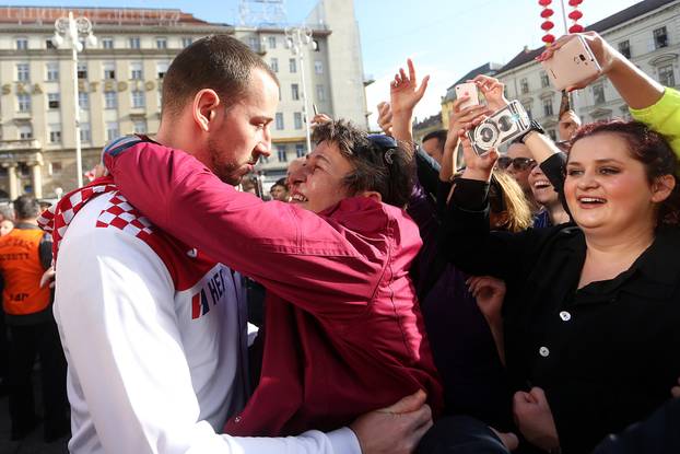 Zagreb: Bron?ani rukometaši stigli na Trg gdje su ih pjesmom do?ekali oduševljeni navija?i 