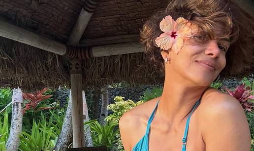 FOTO Grudnjaci su precijenjeni: Halle Berry pokazala dekolte u zavodljivoj satenskoj haljinici