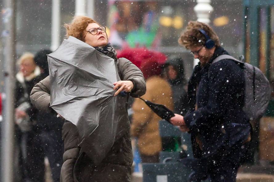 Zagreb: Građni u borbi s vjetrom letili kišobrani 