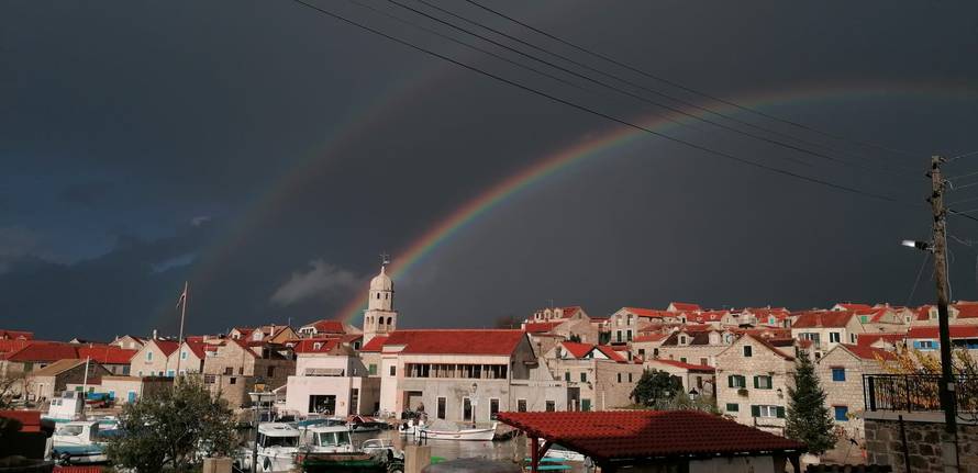 FOTO Pogledajte spektakularnu dugu koja 'isijava' iz zvonika