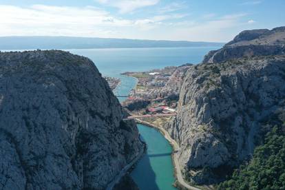 Pogled iz zraka: Spojen most u Omišu, traju zadnje pripreme za svečano otvorenje