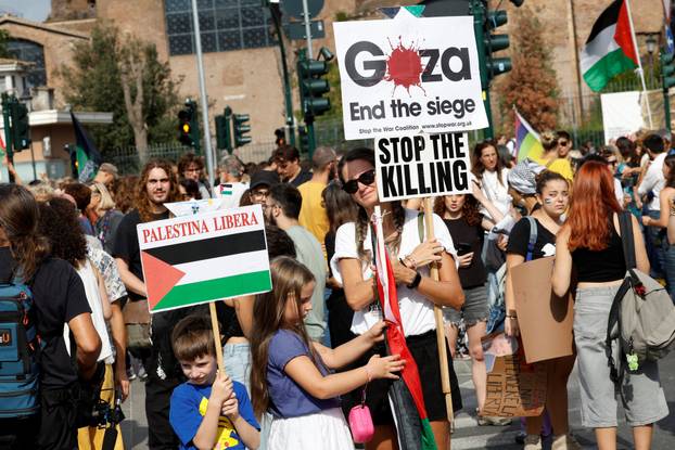 USB union holds nationwide strike, "Let's Block Everything," in solidarity with Gaza, in Rome