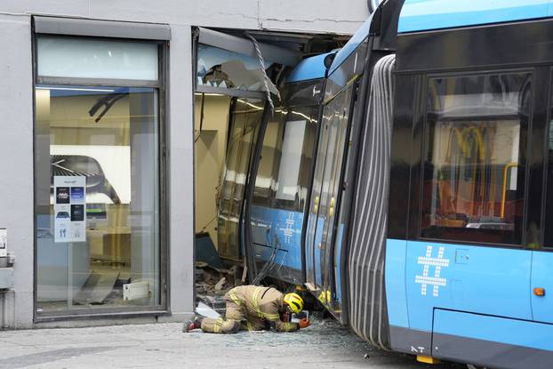 Tram crashes into building in Oslo