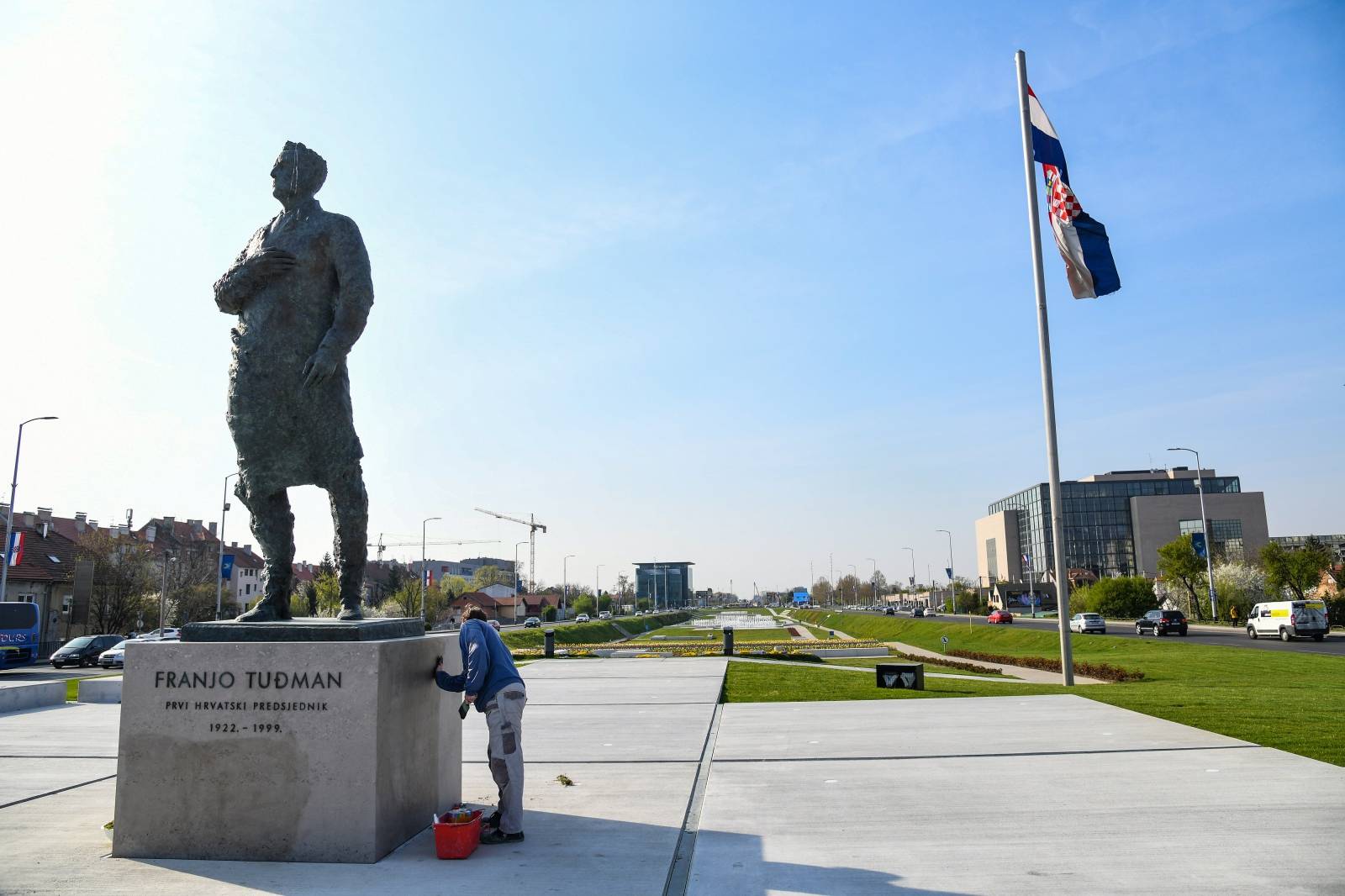 Zagreb: Sa spomenika Franji TuÄmanu oklonjen natpis "BandiÄ lopov" i "Mila"