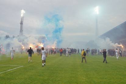 Kraj utakmice i slavlje na Gradskom stadionu