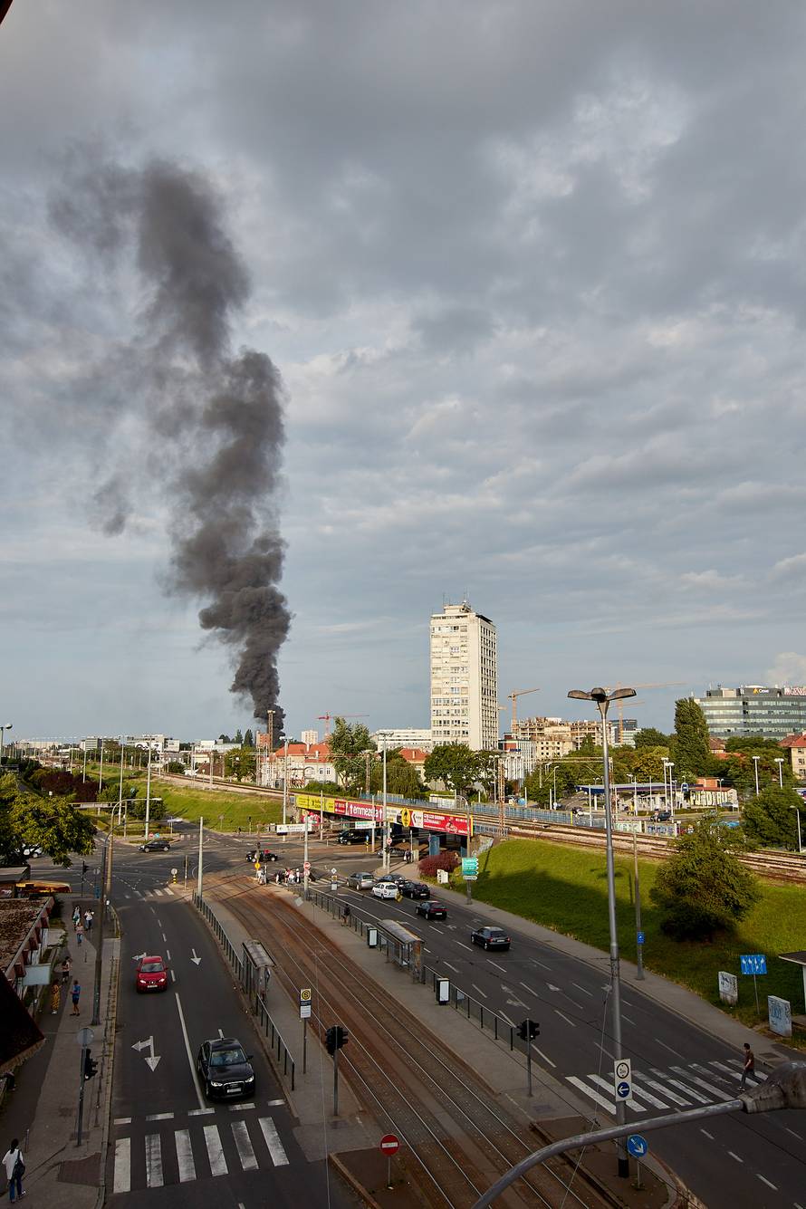 Požar u 'Staroj Zagrepčanki': Nad gradom se nadvio crni dim