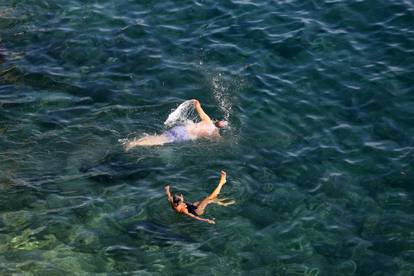 Rijeka: Gradske plaže na Pećinama pune su kupača