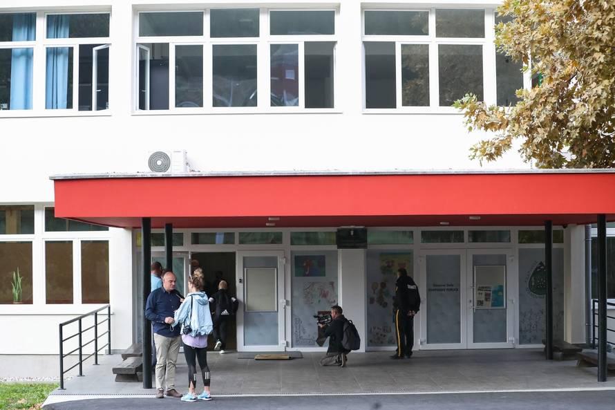 Zaštitari i policija ispred škole u Krapinskim Toplicama