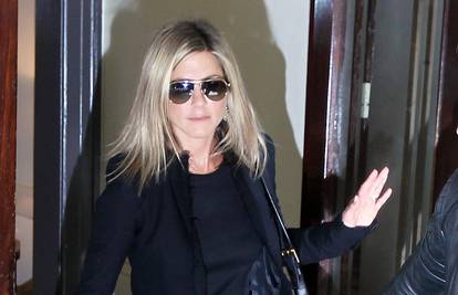 Hit komadi u garderobi Jennifer Aniston: Crni i bež kaputi, traper i dugi šalovi u bojama